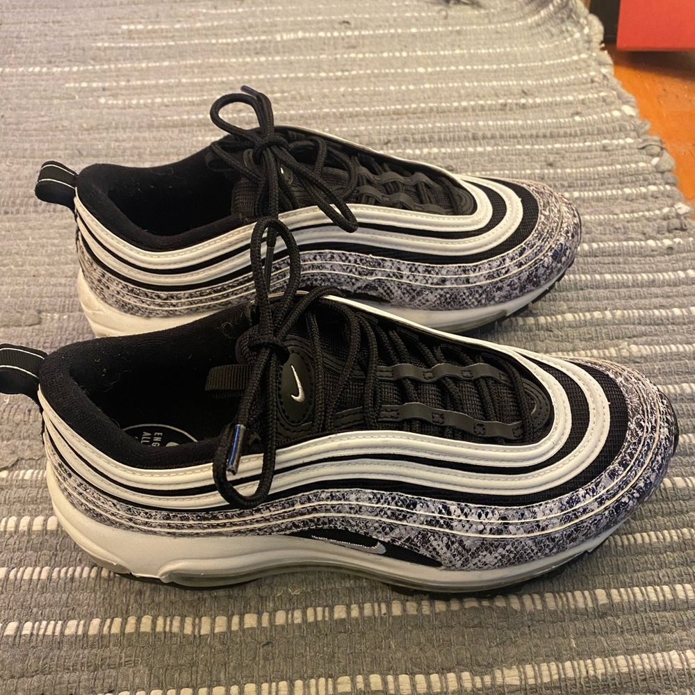 Nike Air Max. Women’s size 8. Snakeskin Print
